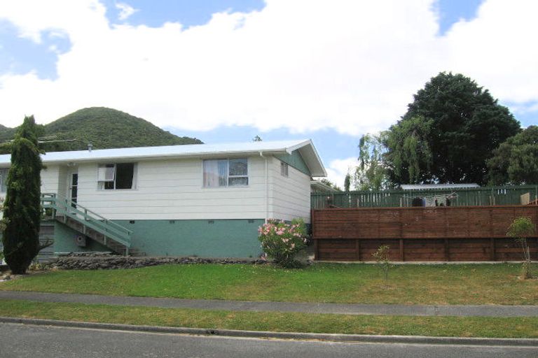 Photo of property in 1 Topeka Grove, Totara Park, Upper Hutt, 5018