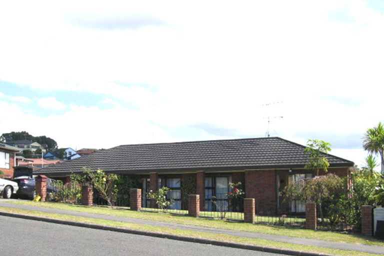 Photo of property in 1/16 Matisse Drive, West Harbour, Auckland, 0618