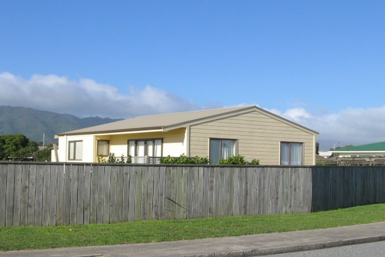 Photo of property in 7 Adrian Grove, Waikanae Beach, Waikanae, 5036