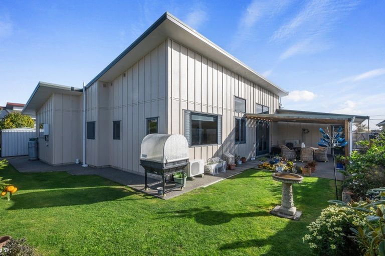 Photo of property in 8a Queenwood Road, Levin, 5510