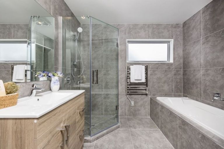 Photo of property in 17 Normanton Street, Glenfield, Auckland, 0629