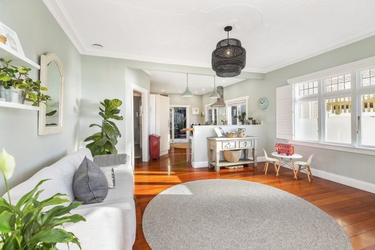 Photo of property in 74 Tio Tio Road, Seatoun, Wellington, 6022