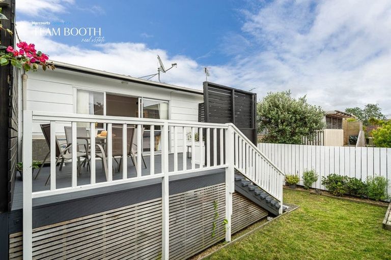 Photo of property in 2/3a Kirrie Avenue, Te Atatu South, Auckland, 0610