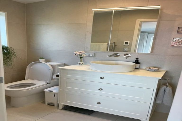 Photo of property in 2/2 Kiteroa Terrace, Rothesay Bay, Auckland, 0630