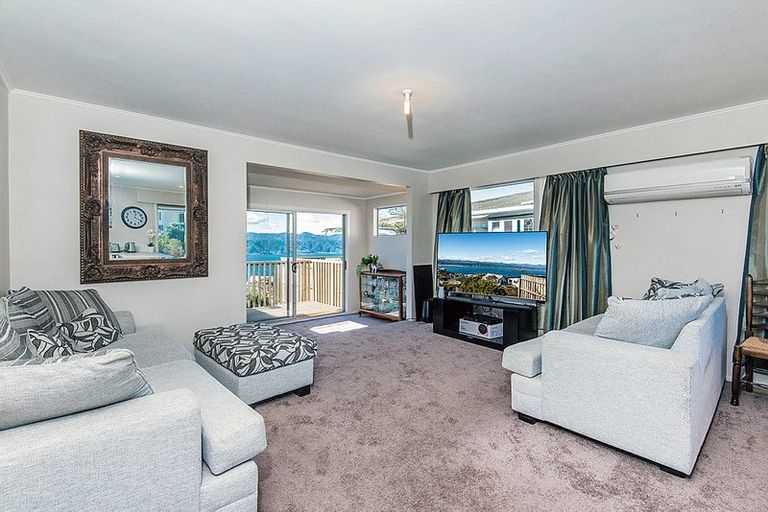 Photo of property in 44 Somes Crescent, Newlands, Wellington, 6037