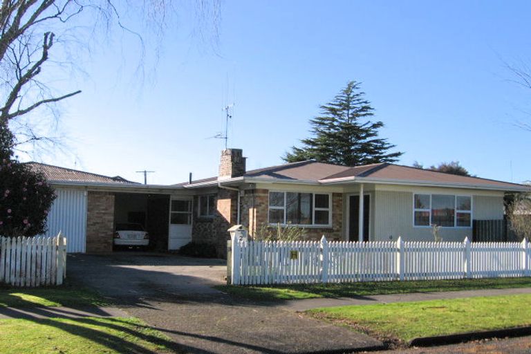 Photo of property in 2 Dover Road, St Andrews, Hamilton, 3200