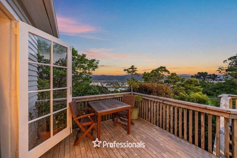 Photo of property in 24 Miromiro Road, Normandale, Lower Hutt, 5010