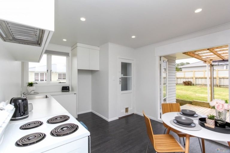 Photo of property in 105 Domett Street, Waitara, 4320