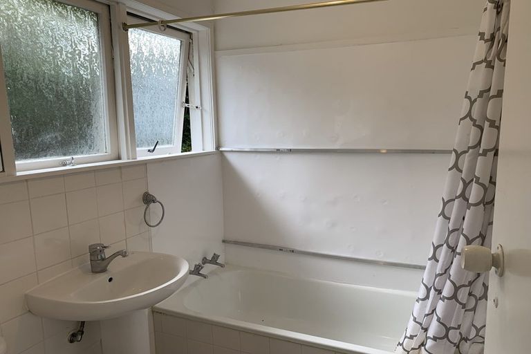 Photo of property in 115 Pupuke Road, Northcote, Auckland, 0627