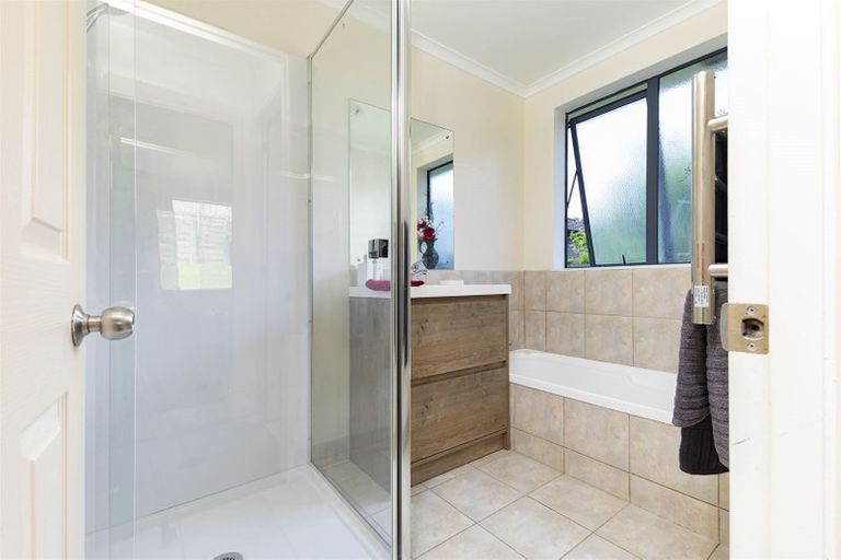 Photo of property in 22 Piriti Place, Weymouth, Auckland, 2103