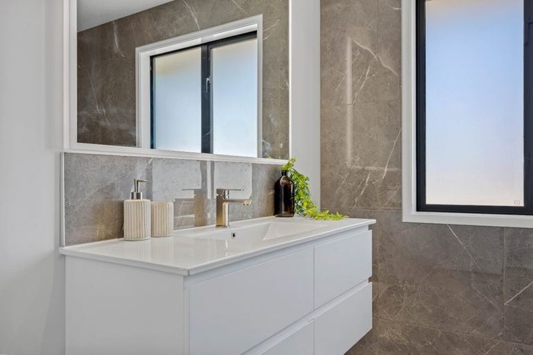 Photo of property in 21 Woodford Avenue, Woodend, 7610