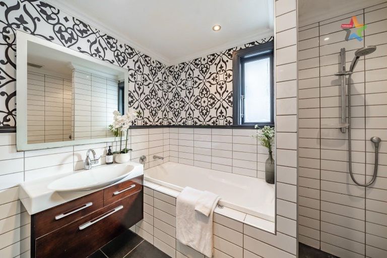 Photo of property in 21 Franklyn Road, Tawa, Wellington, 5028