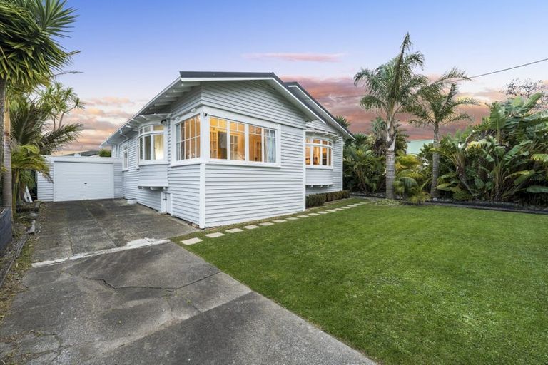 Photo of property in 13 Elcoat Avenue, Henderson, Auckland, 0612