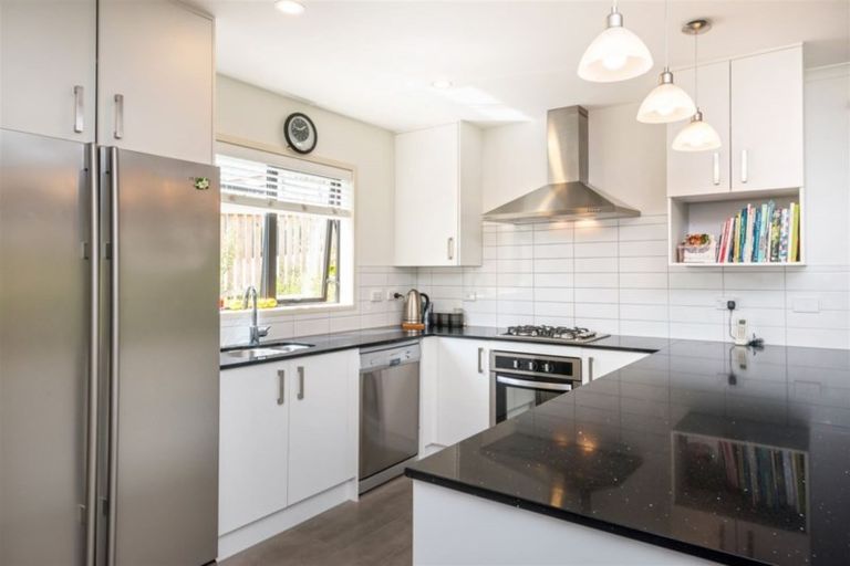 Photo of property in 31 Springvale Drive, Fairview Heights, Auckland, 0632