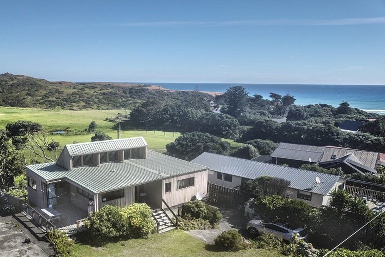 Photo of property in 11 Ripiro Drive, Baylys Beach, Dargaville, 0377