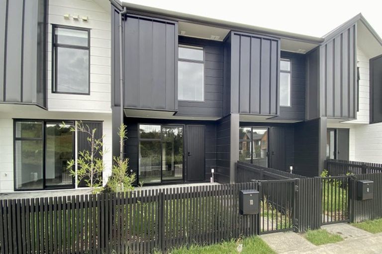 Photo of property in 10 Tuputupu Drive, Kumeu, 0810