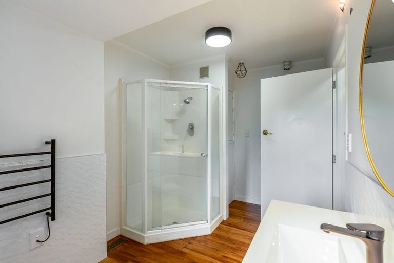 Photo of property in 44 Hollywood Avenue, Titirangi, Auckland, 0604