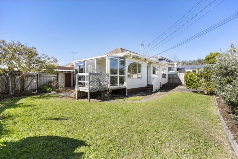 Photo of property in 1/40 Lake Road, Narrow Neck, Auckland, 0624