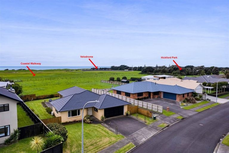 Photo of property in 13 Dolphin Parade, Bell Block, New Plymouth, 4312