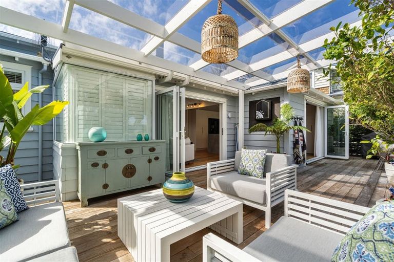 Photo of property in 15 North Avenue, Narrow Neck, Auckland, 0624