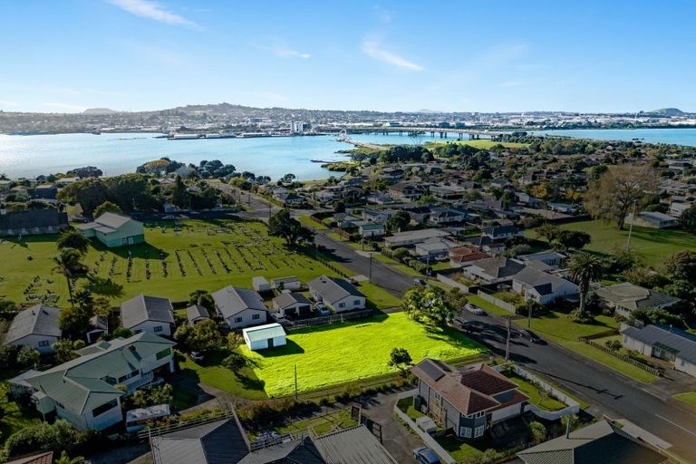 Photo of property in 22 Woodward Avenue, Mangere Bridge, Auckland, 2022