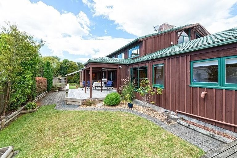 Photo of property in 8 Harrybrook Road, Green Bay, Auckland, 0604