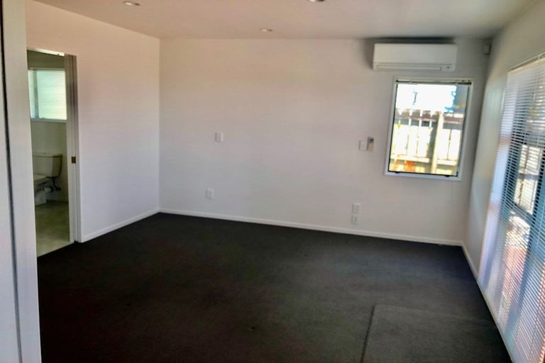 Photo of property in 2/7 Carl Place, Unsworth Heights, Auckland, 0632