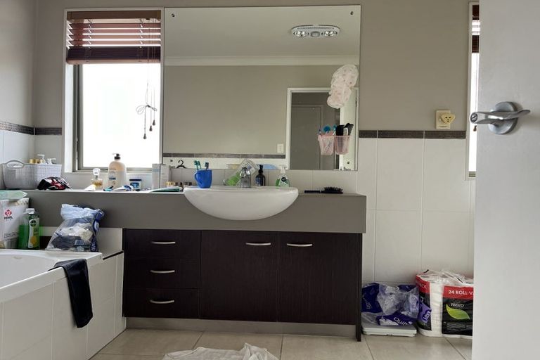 Photo of property in 4 Lissleton Drive, East Tamaki, Auckland, 2013