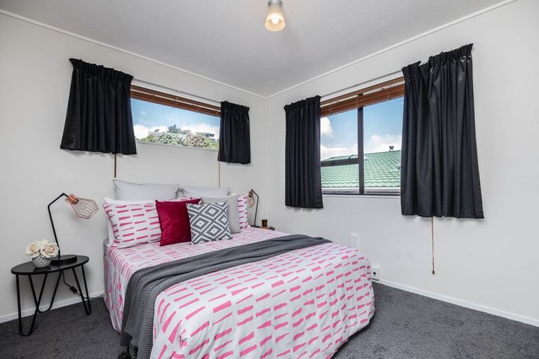 Photo of property in 16 Dominica Crescent, Grenada Village, Wellington, 6037