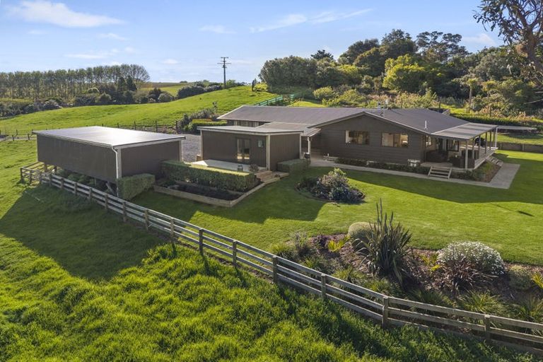 Photo of property in 44b Crosland Road, South Head, 0874