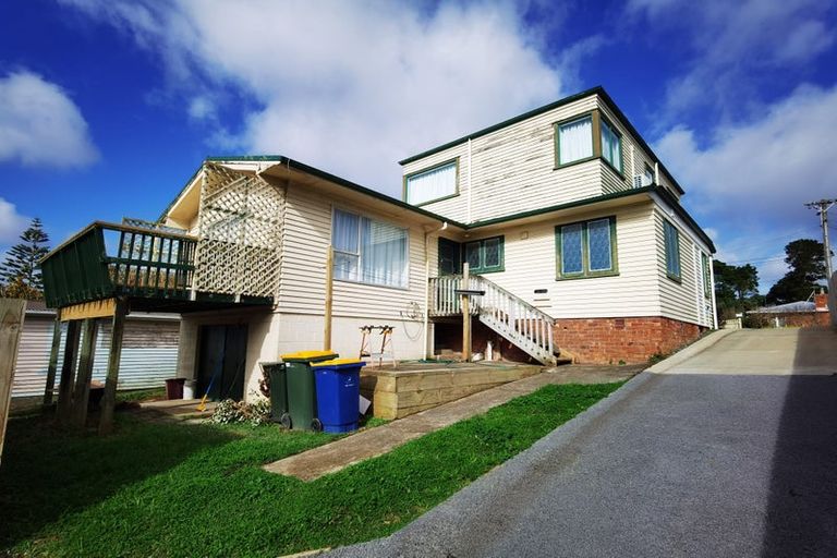 Photo of property in 14 Cron Avenue, Te Atatu South, Auckland, 0610