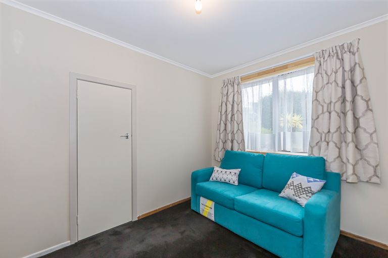 Photo of property in 1/23 Merton Avenue, Glenfield, Auckland, 0627