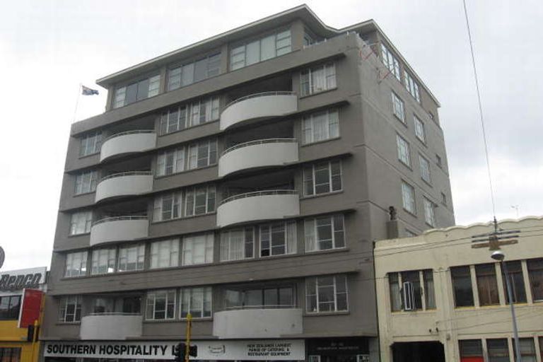 Photo of property in Grandstand Apartments, 4/80 Kent Terrace, Mount Victoria, Wellington, 6011