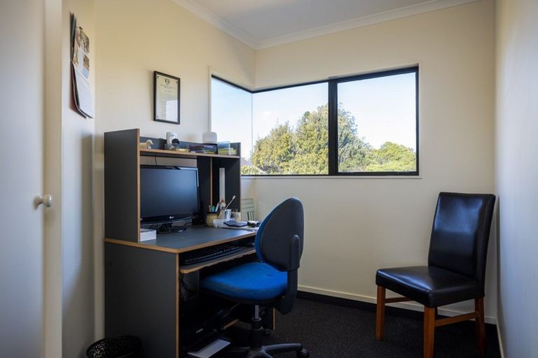 Photo of property in 22 Kinross Drive, Merrilands, New Plymouth, 4312