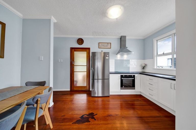 Photo of property in 16 Collins Street, Hawera, 4610