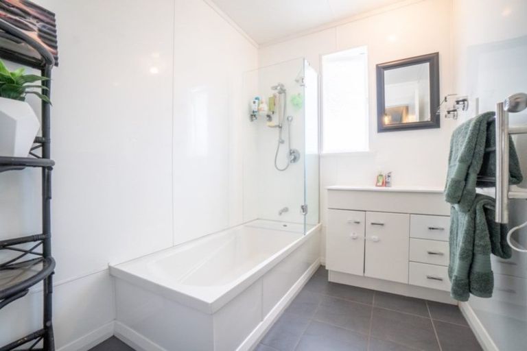 Photo of property in 46 Kingswood Street, Takaro, Palmerston North, 4412