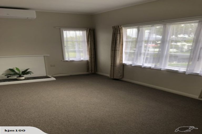 Photo of property in 28 Newington Road, Henderson, Auckland, 0612