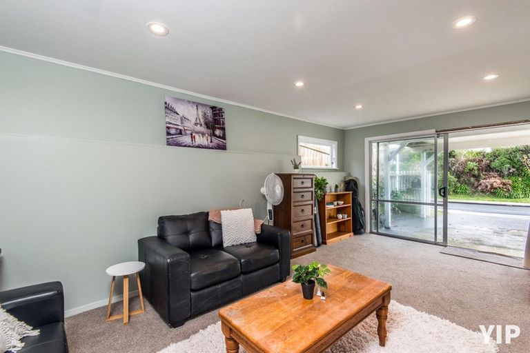 Photo of property in 44 Somes Crescent, Newlands, Wellington, 6037