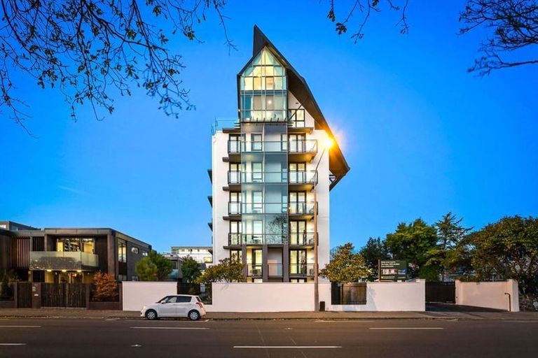 Photo of property in 4/12 Latimer Square, Christchurch Central, Christchurch, 8011