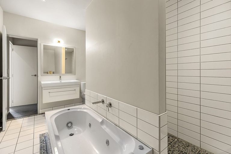 Photo of property in 1/142 Onslow Road, Khandallah, Wellington, 6035