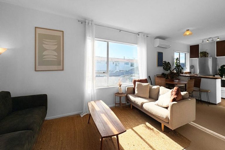 Photo of property in 4/218 Onepu Road, Lyall Bay, Wellington, 6022