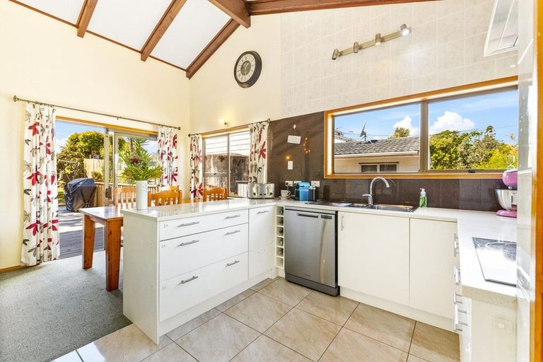 Photo of property in 8 Penton Road, Stanmore Bay, Whangaparaoa, 0932