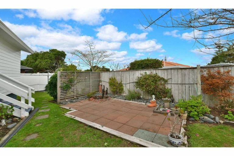 Photo of property in 14 Nickell Place, Orewa, 0931