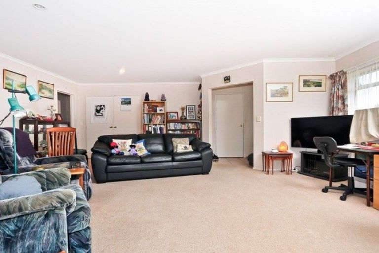 Photo of property in 8 Hollinger Place, Nawton, Hamilton, 3200