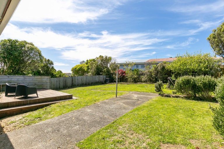 Photo of property in 6 Brooker Grove, Newlands, Wellington, 6037