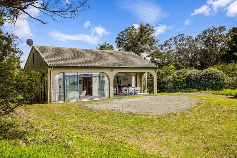 Photo of property in 11 Buckleys Track, Paremoremo, Auckland, 0632