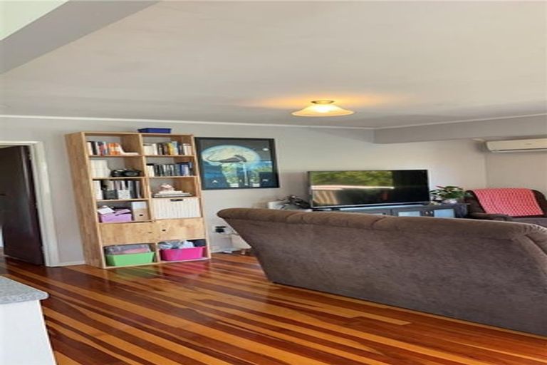 Photo of property in 10 Thomas Avenue, Te Atatu Peninsula, Auckland, 0610