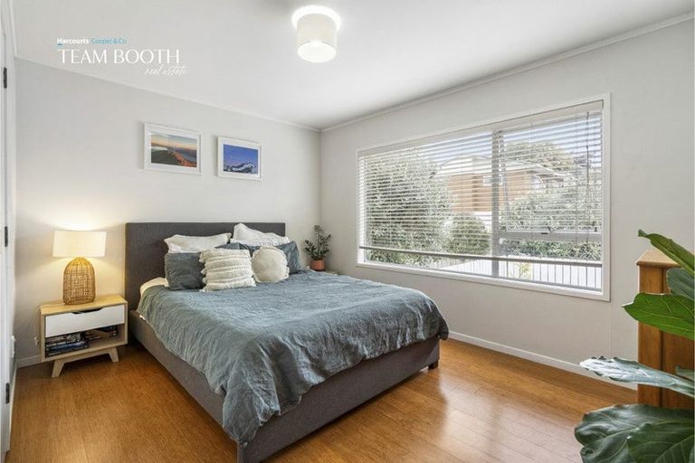 Photo of property in 2/3a Kirrie Avenue, Te Atatu South, Auckland, 0610