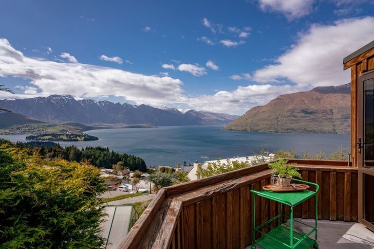 Photo of property in 138a Wynyard Crescent, Fernhill, Queenstown, 9300