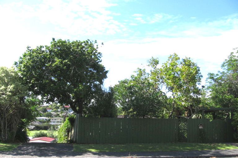 Photo of property in 35 Compton Street, Hillcrest, Auckland, 0627